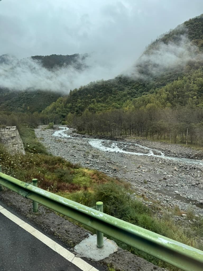 山路一景